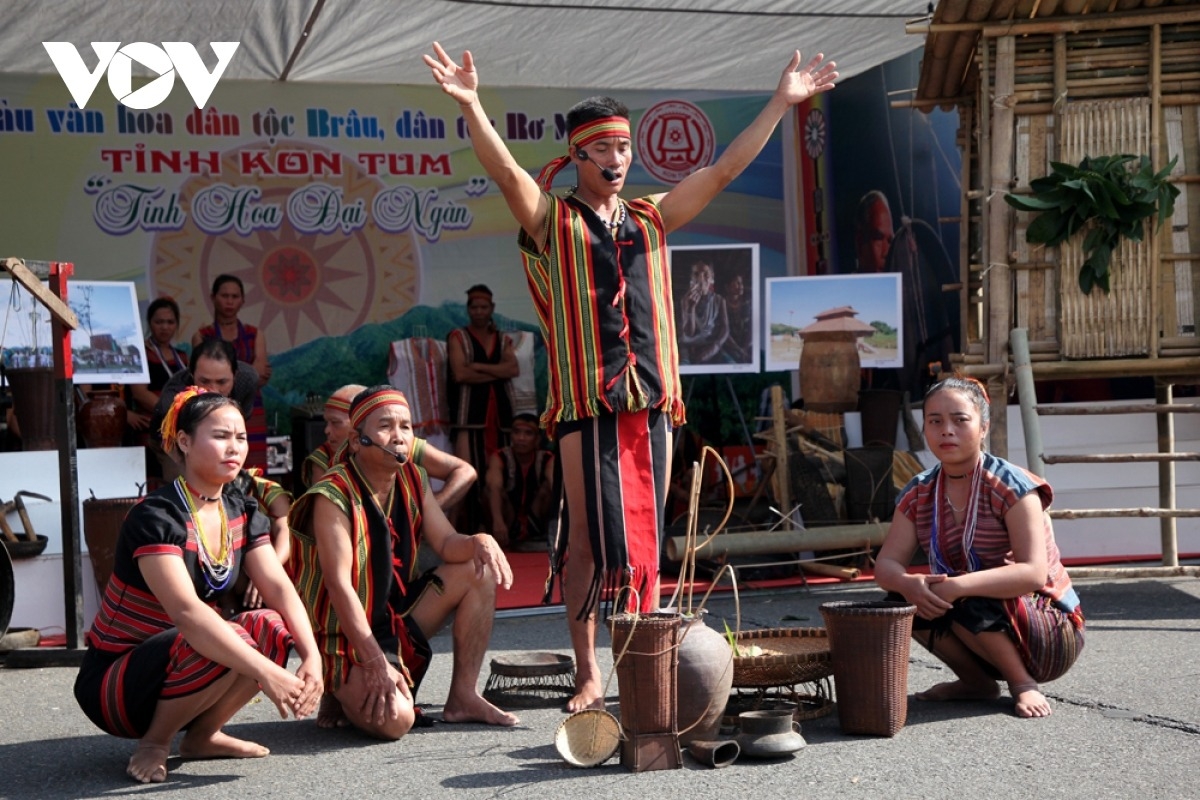 Lễ hội Mở kho lúa của dân tộc Brâu, tỉnh Kom Tum cũ thường diễn ra trong 2 ngày vào tháng 10 hoặc tháng 11 hằng năm.