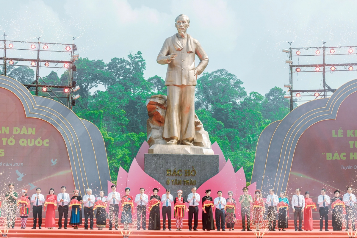 Tổng Bí thư Tô Lâm và Lãnh đạo Đảng, Nhà nước thực hiện nghi thức khánh thành Tượng đài “Bác Hồ ở Tân Trào” tại xã Tân Trào, tỉnh Tuyên Quang. Ảnh: Báo Tuyên Quang