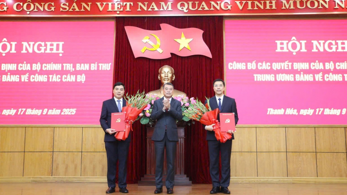 Trưởng Ban Tổ chức Trung ương Lê Minh Hưng trao quyết định của Bộ Chính trị, Ban Bí thư cho các ông Nguyễn Hoài Anh và Nguyễn Hồng Phong.