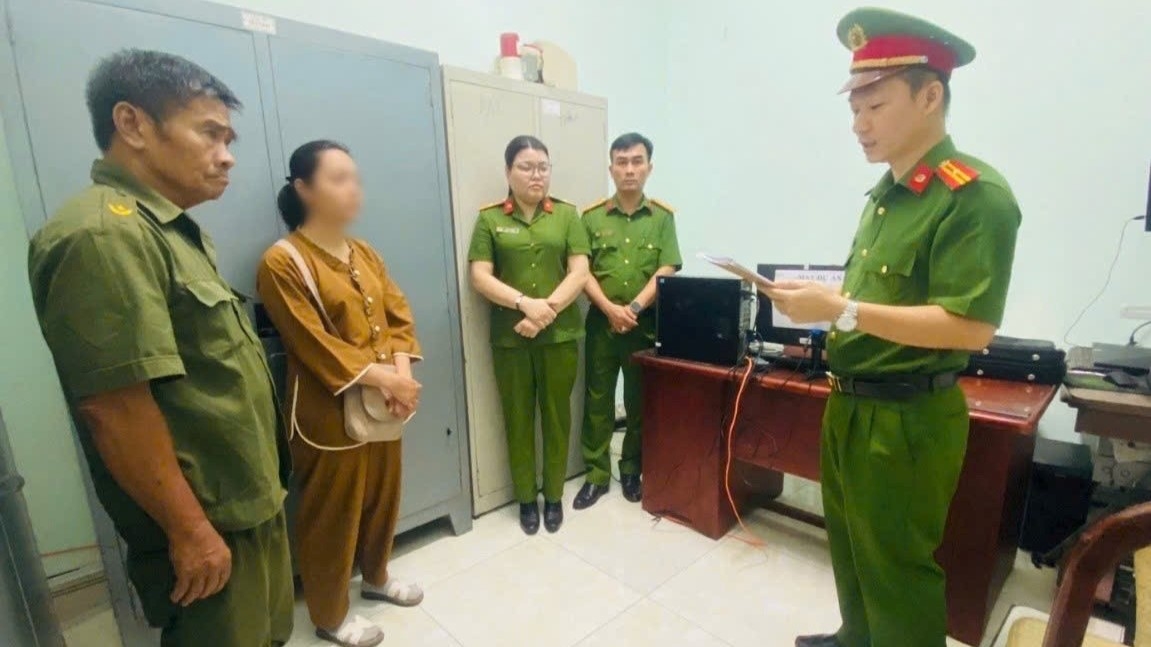 Thi hành lệnh bắt bị can để tạm giam đối với Lê Ngọc Phương (Ảnh: Công an tỉnh Đồng Nai)