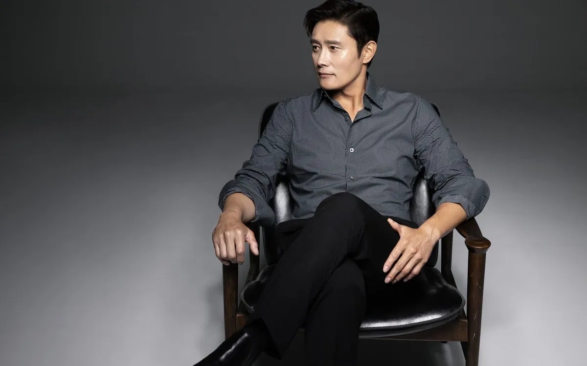 Sự nghiệp 40 năm của Lee Byung Hun đầy sự biến hóa, anh từ chối sự an toàn, kiên quyết đi tìm khác biệt. (Ảnh: BY4M STUDIO)