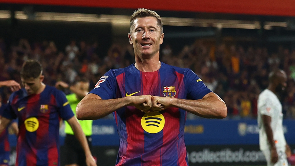 Lewandowski ghi cú đúp bàn thắng trong chiến thắng của Barca (Ảnh: Reuters)