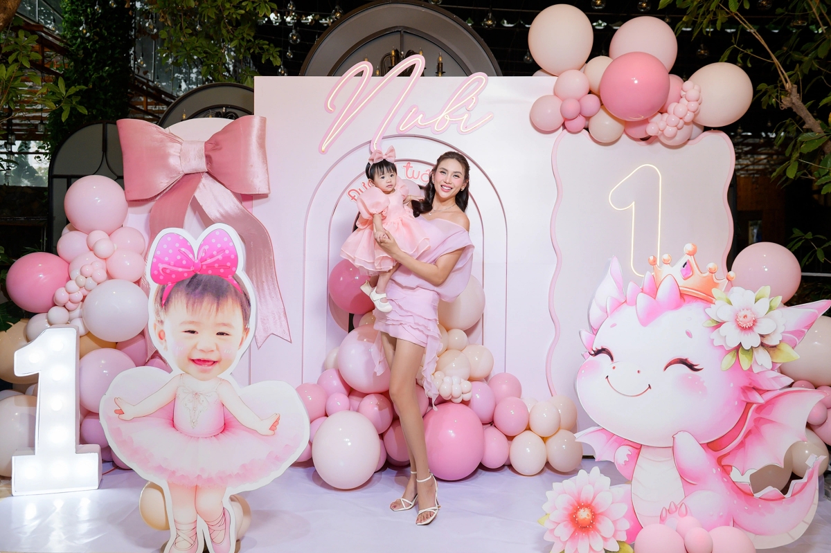 Võ Hoàng Yến cùng con gái mặc trang phục đồng điệu, có mặt tại tiệc sinh nhật từ sớm. Người đẹp cho biết bé Nubi thích màu hồng nên cô và êkíp lên ý tưởng trang trí không gian theo tone ngọt ngào này.