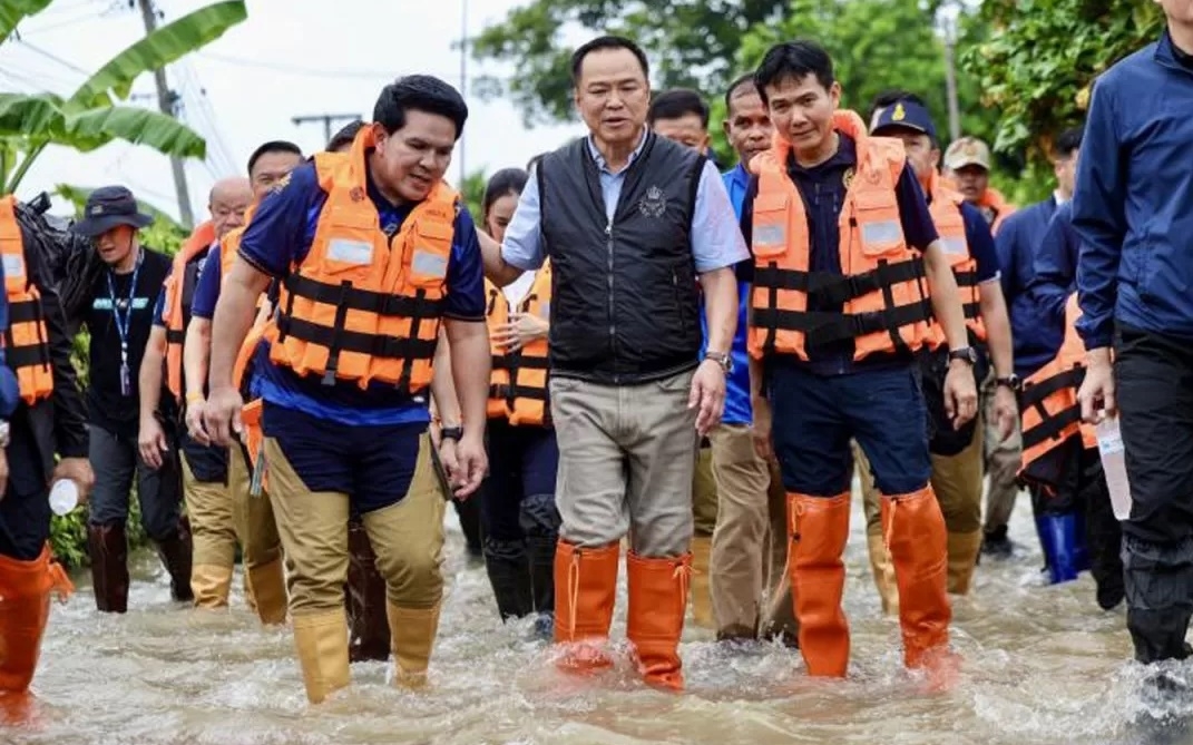 Thủ tướng Thái Lan Anutin thị sát tình hình lũ lụt tại tỉnh Ayutthaya hôm 27/9/2025. Ảnh: Văn phòng Thủ tướng Thái Lan.