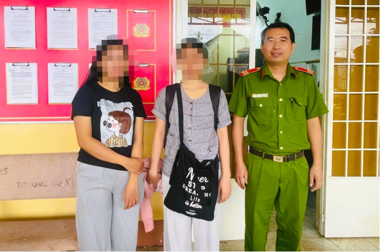 Lực lượng chức năng đưa nạn nhân về gia đình an toàn (Ảnh: Công an tỉnh Đồng Nai)