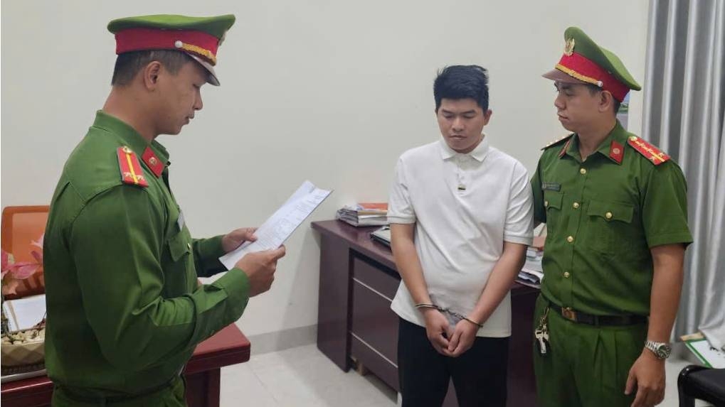 Cơ quan Cảnh sát điều tra Công an TP Đà Nẵng tống đạt các quyết định đối với Đặng Quang Hiền.