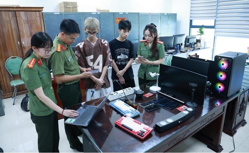 Phòng An ninh mạng và phòng, chống tội phạm sử dụng công nghệ cao Công an tỉnh Lạng Sơn làm việc với Hoàng Vạn Sơn và Đinh Bảo Thái. (Ảnh: CACC)