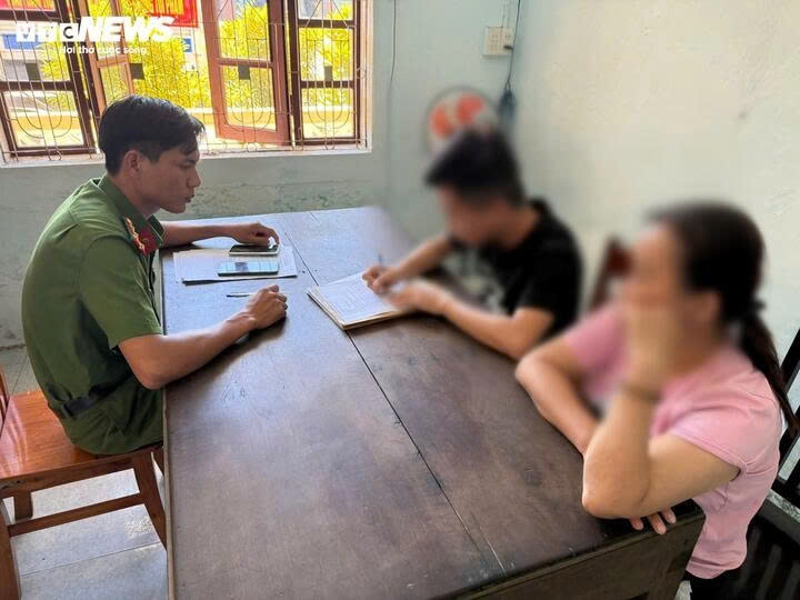 Cán bộ Công an phường Dương Nỗ đang giải thích những chiêu thức tinh vi của những kẻ lừa đảo cho anh V. và người thân hiểu. (Ảnh: Hồng Nhung)