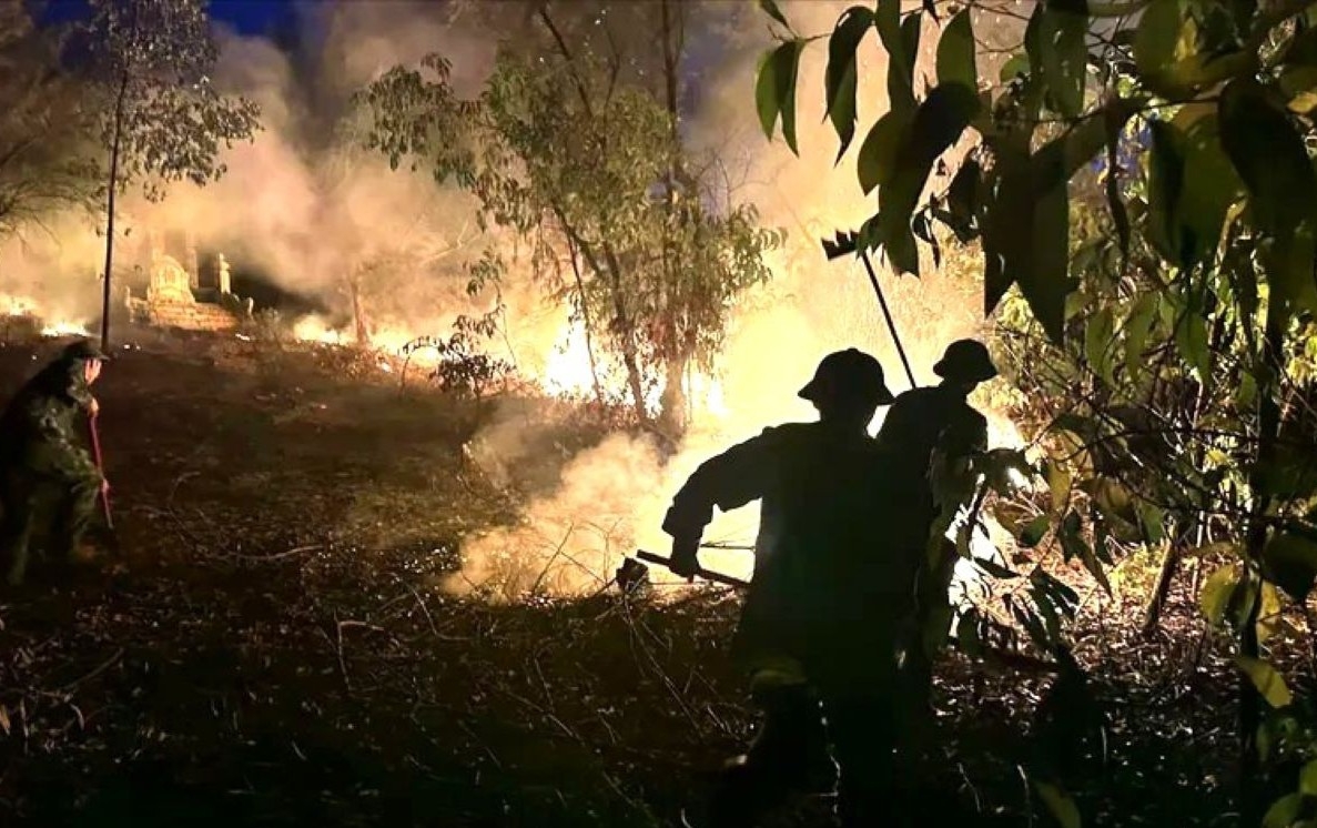 Lực lượng chức năng chữa cháy rừng trong đêm