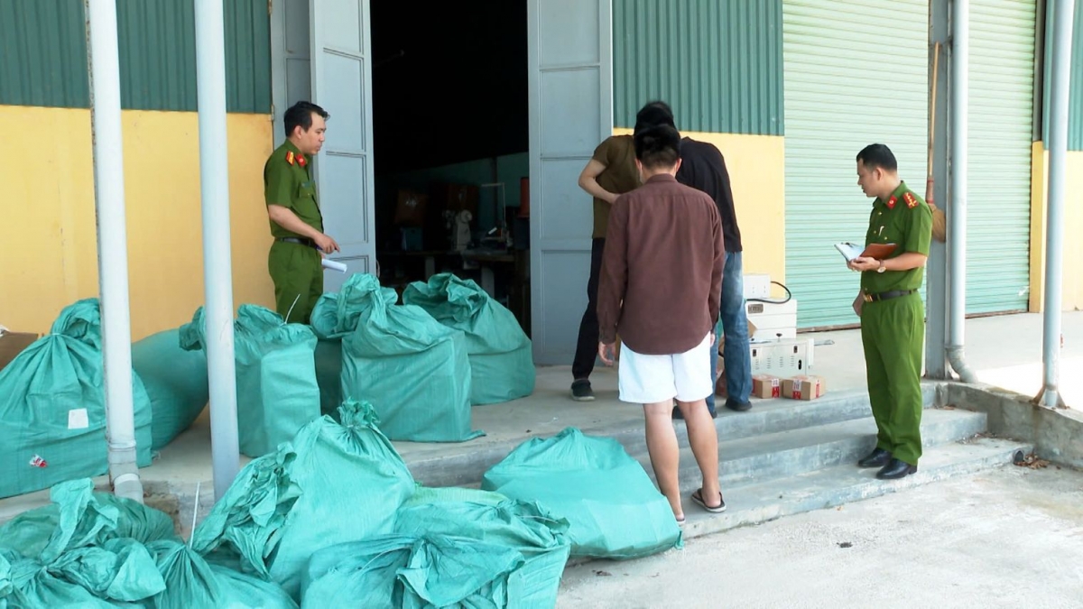 Lực lượng chức năng phát hiện cơ sở sản xuất dàu gội đầu giả