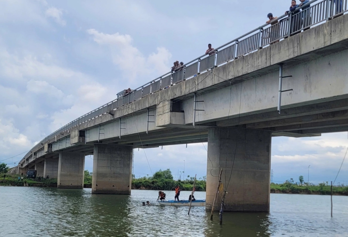 Lực lượng chức năng tìm kiếm thanh niên trên sông Hiếu