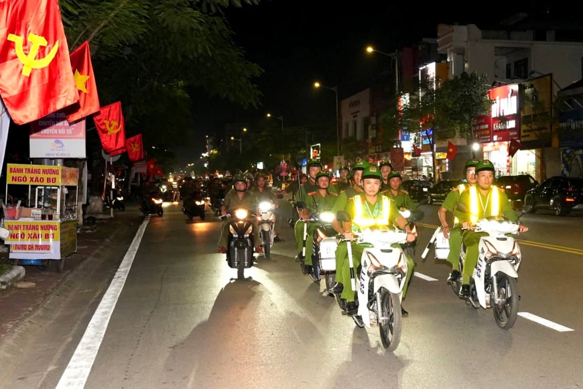 Đại tá Bùi Trung Thành đã trực tiếp xuống đường cùng lực lượng HP22 tổ chức triển khai thực hiện nhiệm vụ theo đúng mệnh lệnh của Giám đốc CATP.