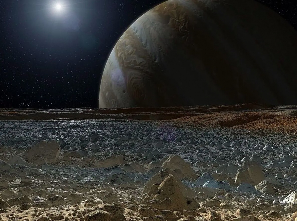 Tàu vũ trụ Europa Clipper của NASA được thiết kế nhằm nghiên cứu những khả năng này. Dự kiến đến Europa vào năm 2030, con tàu sẽ thực hiện khoảng 50 lần bay qua vệ tinh này, cách bề mặt khoảng 25km. Europa Clipper, được trang bị 9 thiết bị khoa học, sẽ khảo sát lớp vỏ băng, đại dương ngầm và địa chất của Europa để đánh giá khả năng tồn tại sự sống.
