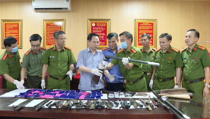 Lãnh đạo Công an tỉnh Thanh Hoá trực tiếp kiểm tra số tang vật thu giữ trong các vụ án. (Ảnh: Công an Thanh Hoá)