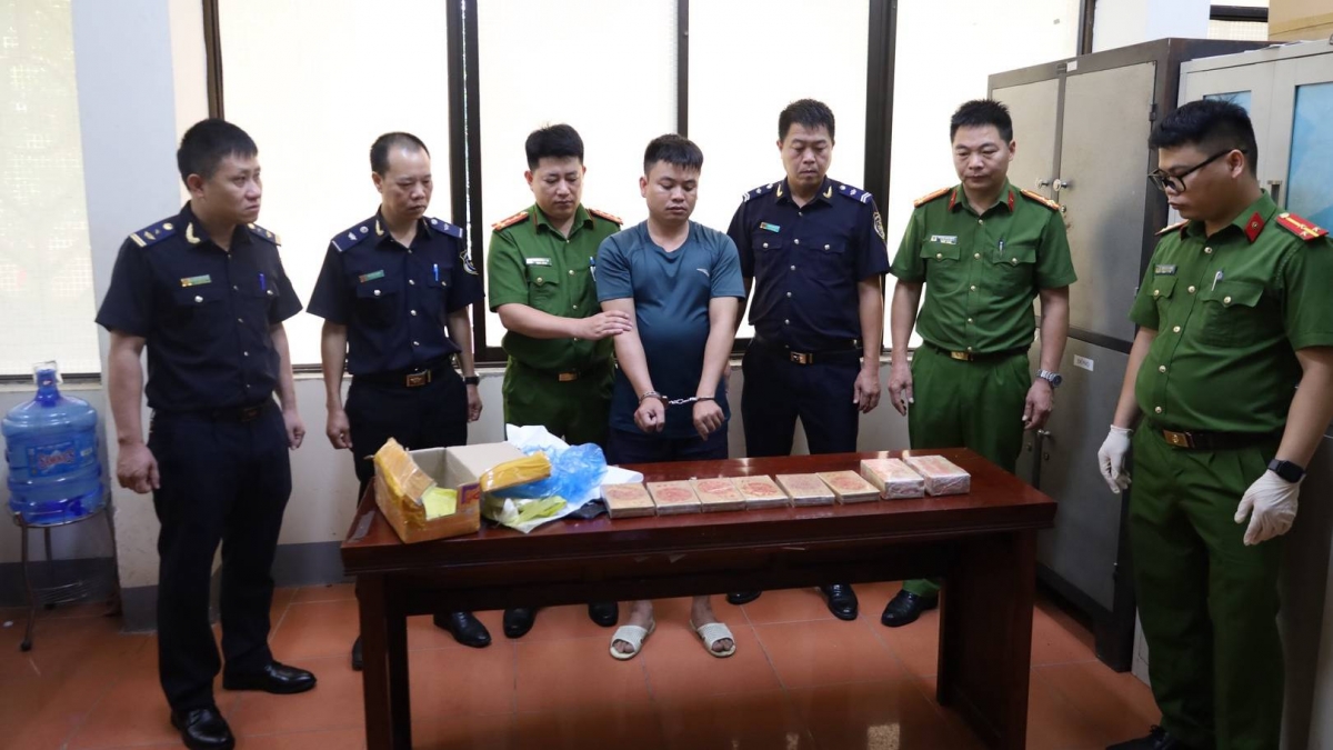 Hoàng Văn Cường cùng tang vật bị thu giữ (nguồn: Công an tỉnh Lạng Sơn)