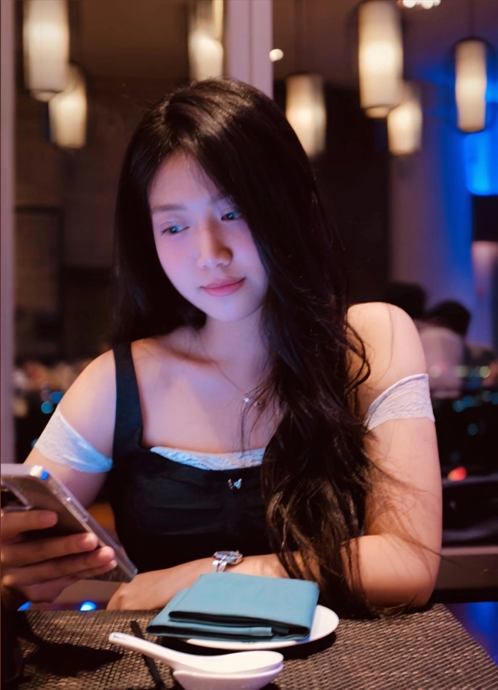 Chíp, con gái đầu lòng của Mạnh Trường, được khen xinh như hoa hậu khi đón sinh nhật 16 tuổi.