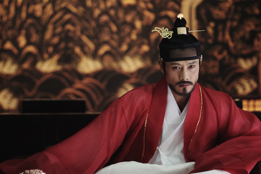 Lee Byung-hun đảm nhiệm hai vai hoàng đế, thật và giả, trong phim "Masquerade". (Ảnh: CJ ENM)