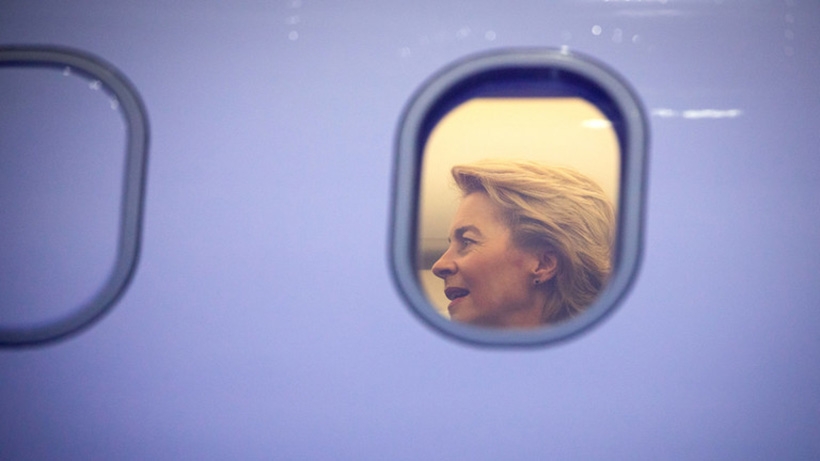 Bà Ursula von der Leyen thị sát máy bay quân sự A319 ở Hamburg năm 2019, khi đó bà giữ cương vị Bộ trưởng Quốc phòng Đức. Ảnh: Picture Alliance/Getty
