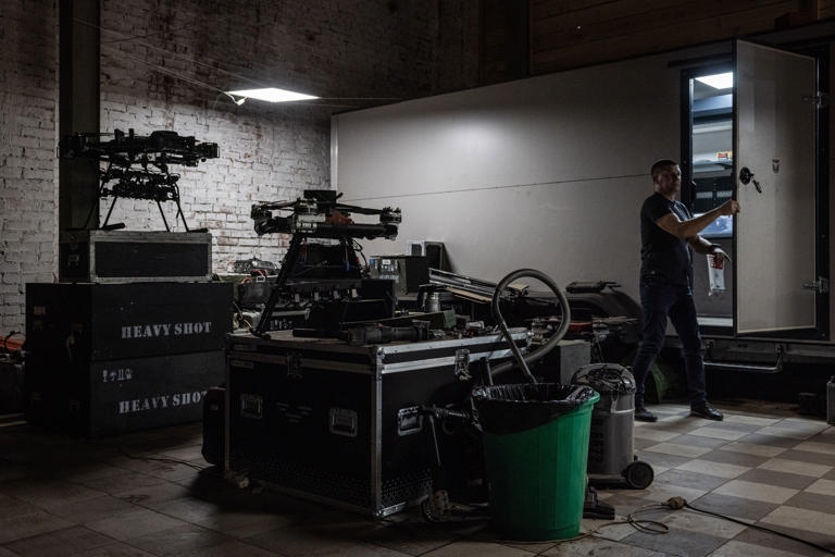 Máy bay không người lái cỡ lớn trong một nhà kho do Lữ đoàn 82 của Ukraine quản lý, ở vùng Donetsk. Ảnh: The Washington Post