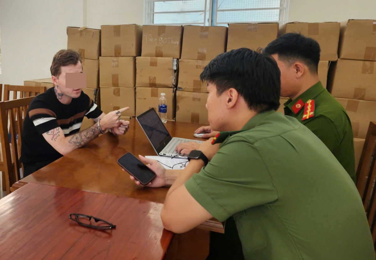   Cơ quan Công an làm việc, lấy lời khai đối tượng Vernazz Joseph Alexander.