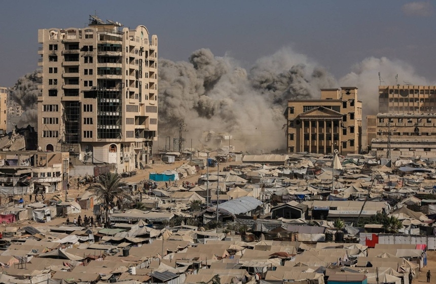 Một tòa nhà dân cư sụp đổ sau cuộc không kích của Israel vào Thành phố Gaza hôm 8/9. Ảnh: Reuters