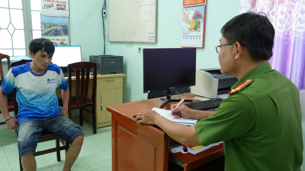 Một trong 3 đối tượng sử dụng chất ma túy trái phép làm việc với cơ quan công an