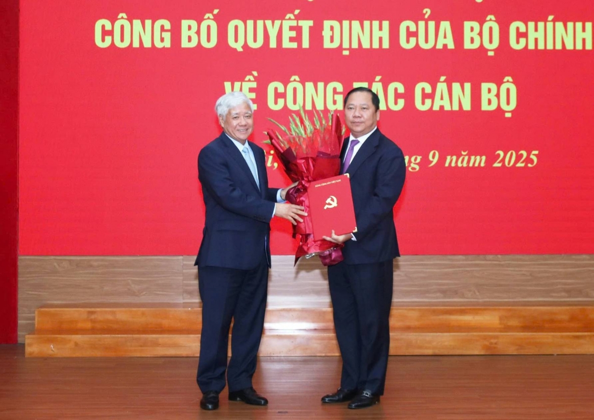 Bí thư Đảng ủy Mặt trận Tổ quốc, các đoàn thể Trung ương, Chủ tịch Ủy ban Trung ương Mặt trận Tổ quốc Việt Nam Đỗ Văn Chiến trao quyết định cho ông Nguyễn Phi Long.