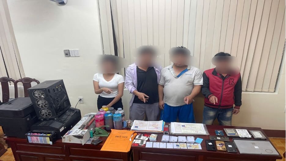 Các đối tượng cùng tang vật (Ảnh: Công an tỉnh Đồng Nai)