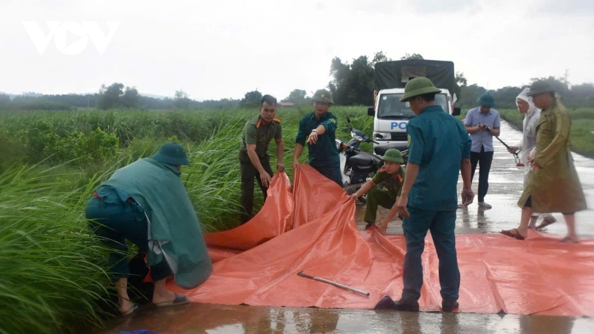 Huy động lực lượng chức năng gia cố mặt đê ở Thanh Hóa, bảo đảm an toàn (Ảnh; Lê Hải)
