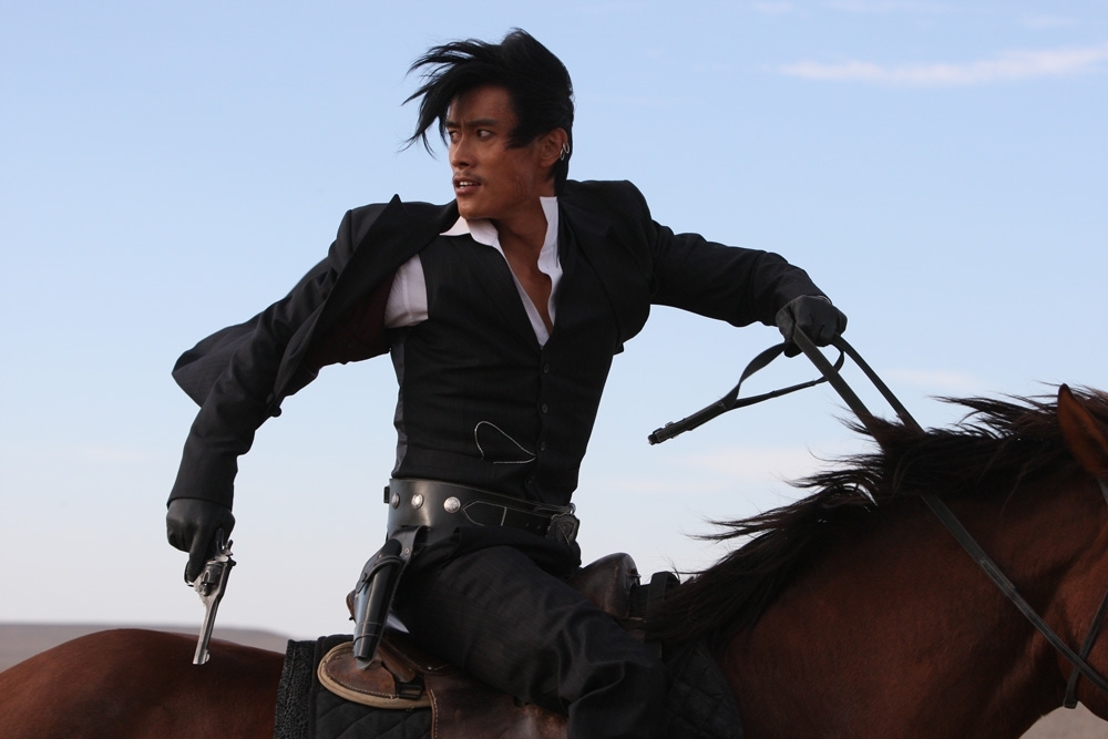 Tạo hình Lee Byung Hun trở thành một kẻ giang hồ ngổ ngáo ở “The Good, The Bad, The Weird”. (Ảnh: IMDB)
