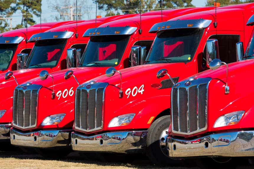 Mỹ áp thuế 25% với xe tải hạng nặng và 30% với đồ nội thất. Ảnh: Getty