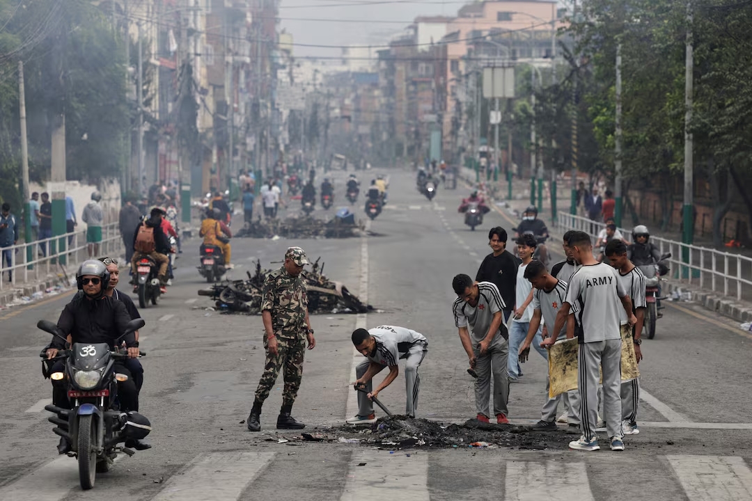 Binh sĩ Nepal dọn dẹp đống đổ nát trên một con đường gần khu phức hợp văn phòng Singha Durbar sau các cuộc biểu tình tại thủ đô Kathmandu, Nepal, ngày 10/9/2025. Ảnh: Reuters