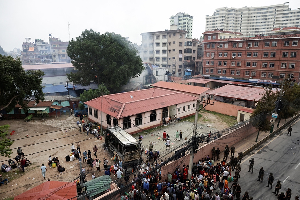 Trước đó, Quân đội Nepal đã thông báo thực thi lệnh giới nghiêm trên toàn quốc nhằm ứng phó với tình hình bất ổn leo thang.