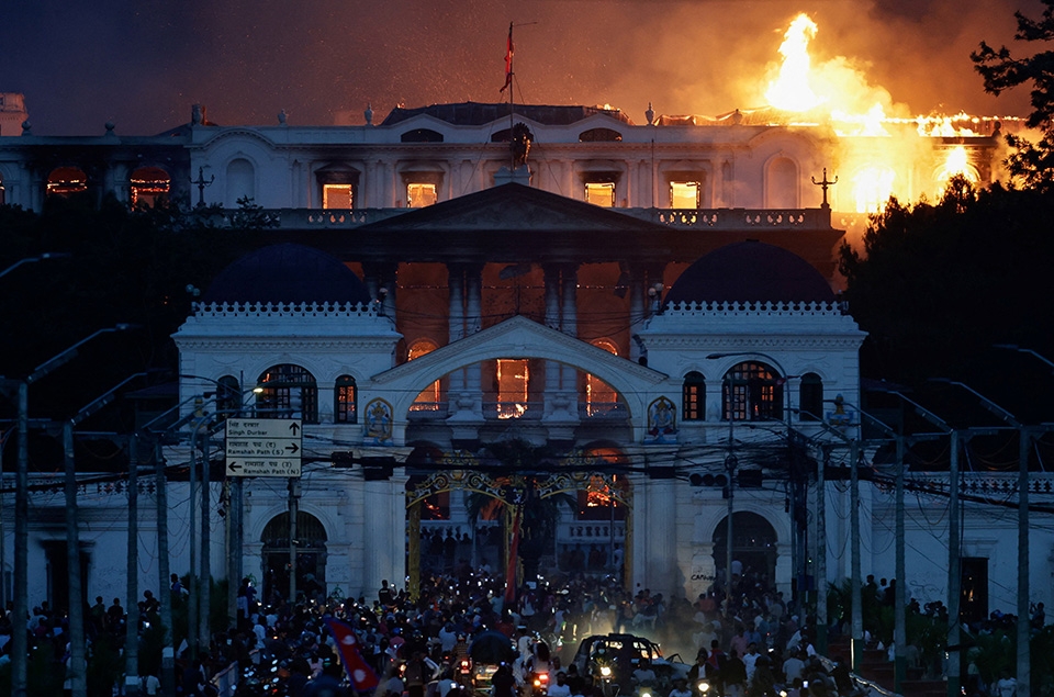 Cung điện Singha Durbar ở trung tâm Kathmandu, nơi đặt trụ sở của nhiều bộ ngành và văn phòng hành chính, bùng cháy dữ dội sau khi các cuộc biểu tình bạo lực lan rộng khắp thủ đô Nepal ngày 9/9.