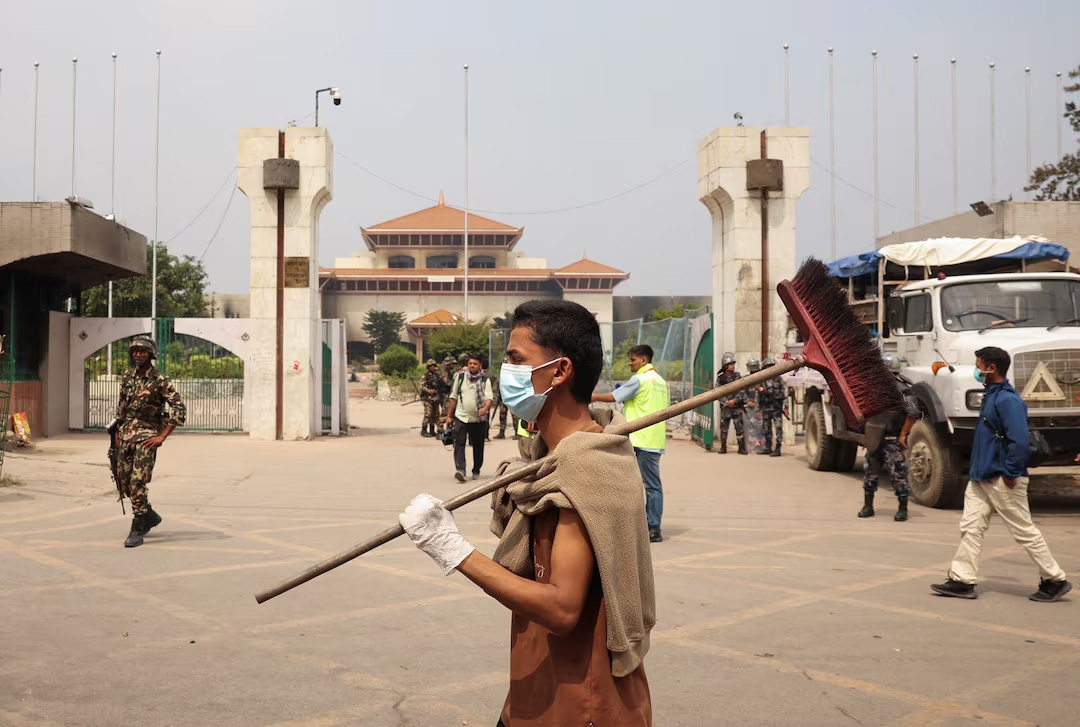 Một người đàn ông đi ngang khu phức hợp Quốc hội Nepal trong thời gian áp lệnh giới nghiêm, tại thủ đô Kathmandu, ngày 10/9.