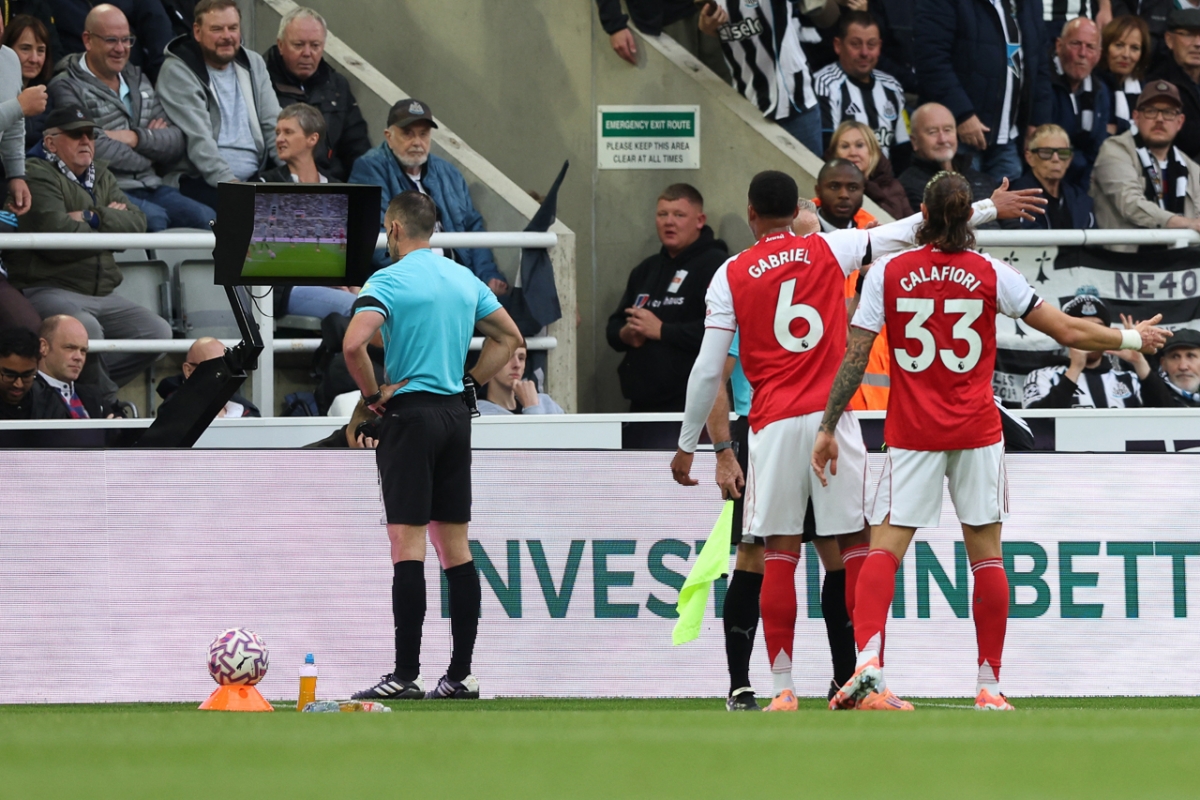 Arsenal không được hưởng phạt đền sau khi trọng tài tham khảo VAR (Ảnh: Reuters)