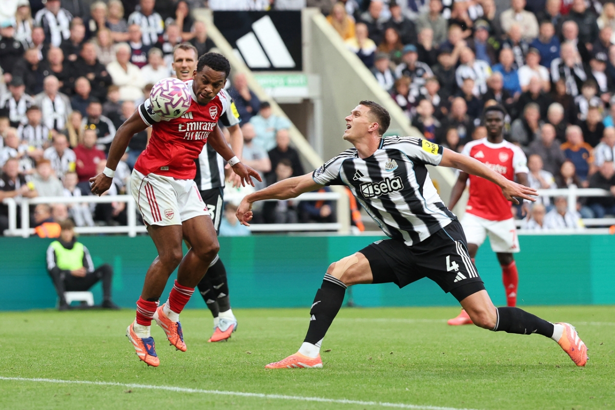 Timber đánh đầu cận thành nhưng không thắng được thủ thành Nick Pope (Ảnh: Reuters)