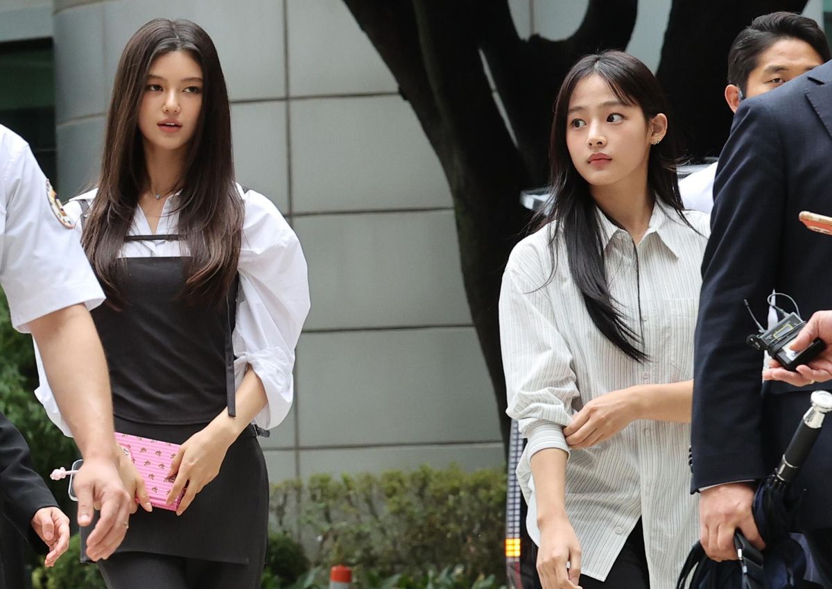  Các thành viên của NewJeans là Danielle, bên trái, và Minji vào Tòa án quận trung tâm Seoul ở phía nam Seoul vào ngày 14/8 để tham dự phiên điều trần đầu tiên về tranh chấp hợp đồng của họ với công ty quản lý Ador. (Ảnh: Yonhap)