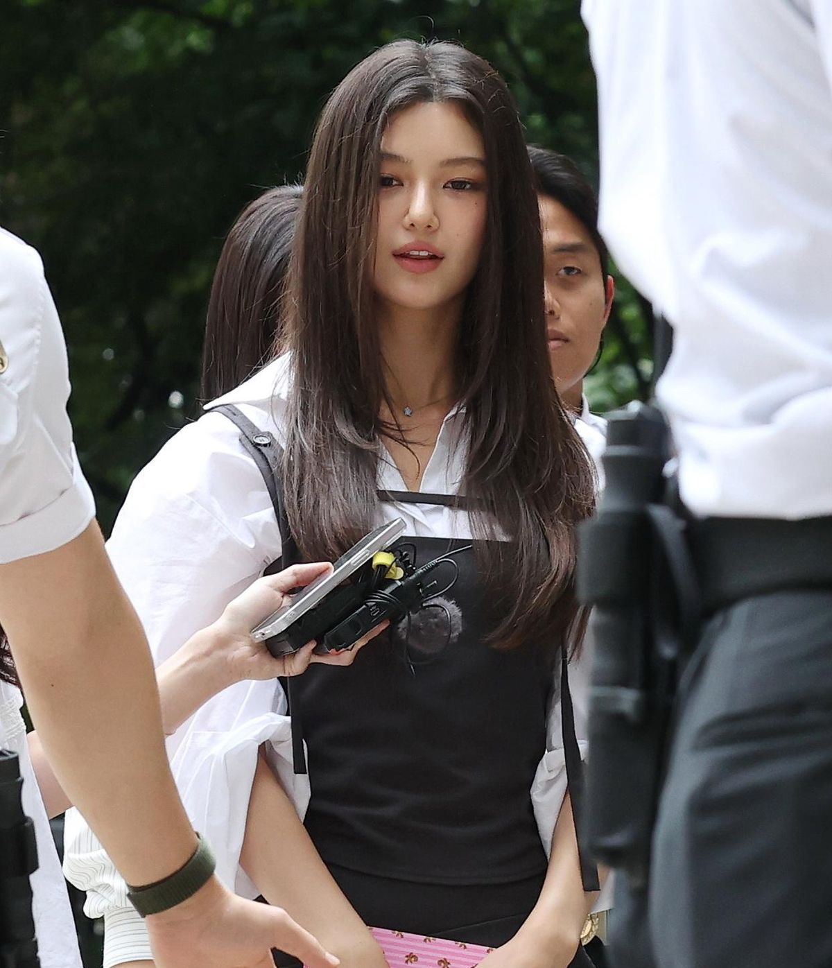 Danielle của NewJeans vào Tòa án Trung tâm Quận Seoul để tham dự phiên điều trần tranh chấp hợp đồng với công ty quản lý Ador ngày 14/8. (Ảnh: Yonhap)