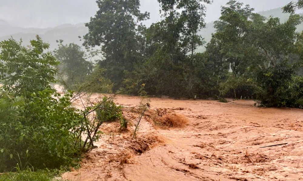 Nước lũ lên nhanh cô lập nhiều thôn, xóm. Ảnh: PV