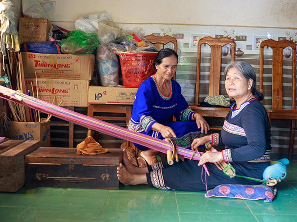 Nghệ nhân Xong đang dệt thổ cẩm truyền thống.