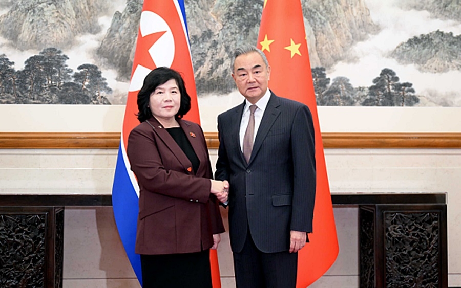 Ngoại trưởng Triều Tiên và Trung Quốc trong một lần gặp gỡ. Ảnh: Bộ Ngoại giao Trung Quốc.