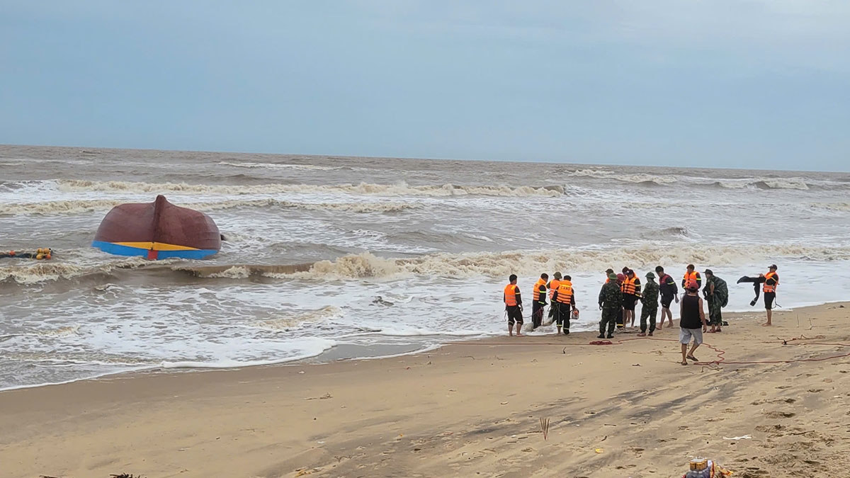 Lực lượng chức năng tiến hành trục vớt chiếc tàu bị lật úp