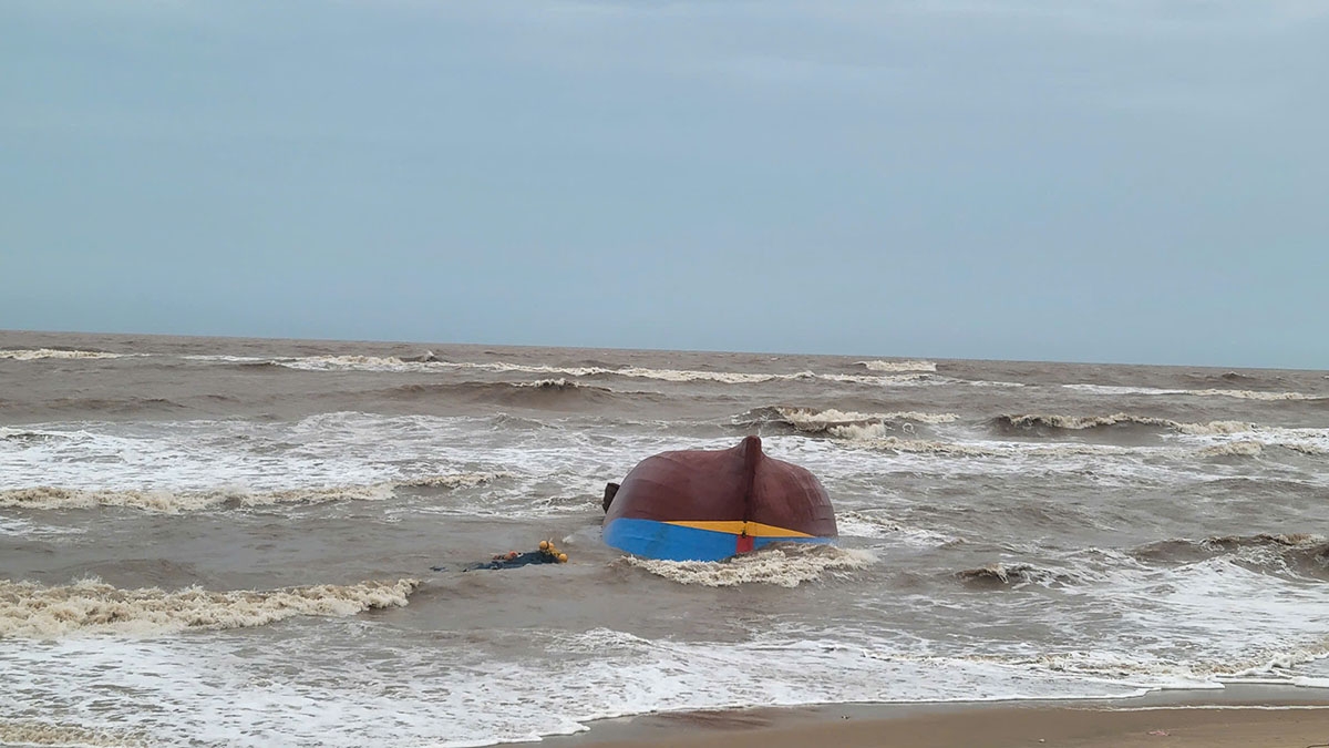 Tàu BV 92756 TS trôi dạt vào bờ, bị sóng đánh lật úp