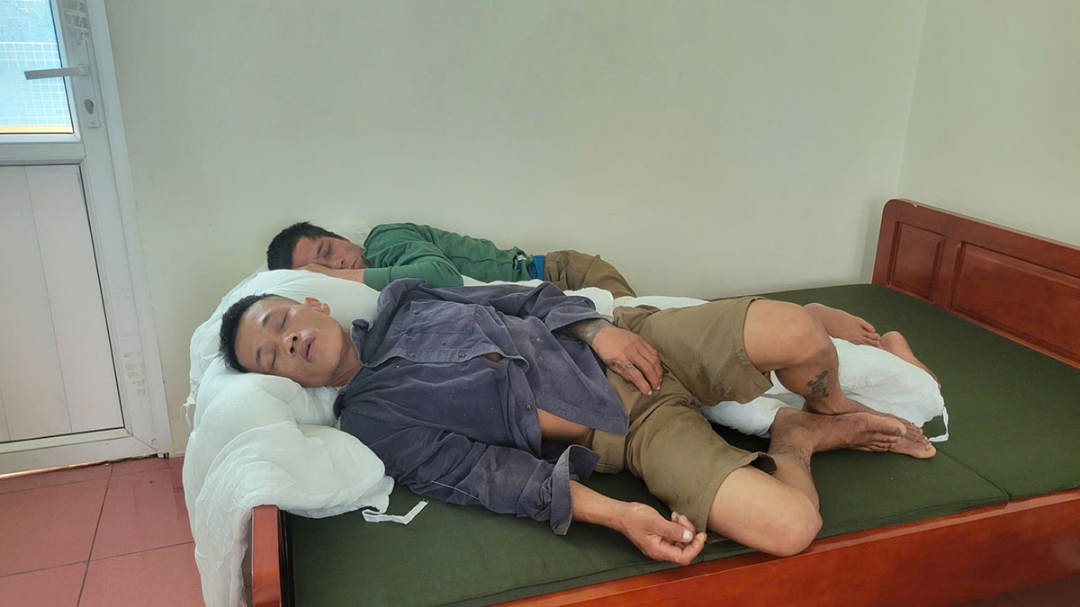 Các ngư dân mệt mỏi, kiệt sức sau 1 đêm vật lộn với sóng gió trong bão số 10