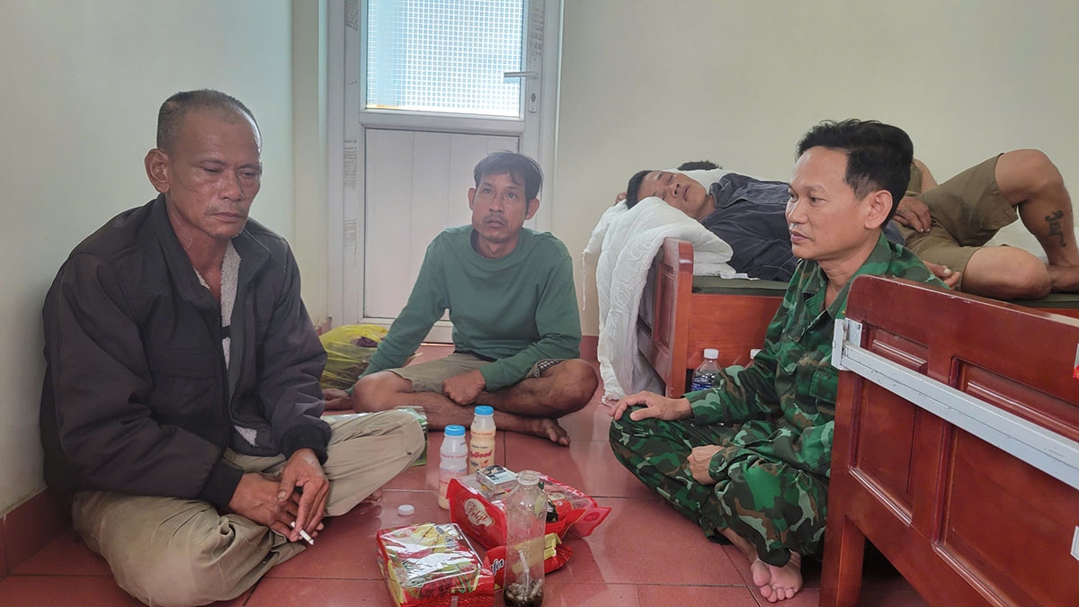 Bộ đội Biên phòng thăm hỏi, động viên ngư dân gặp nạn thoát chết