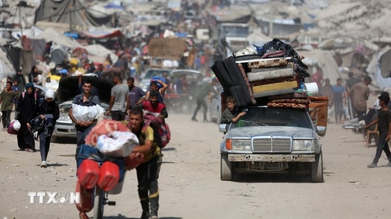 Người dân Palestine sơ tán tránh xung đột tại Gaza. (Ảnh: THX/TTXVN)