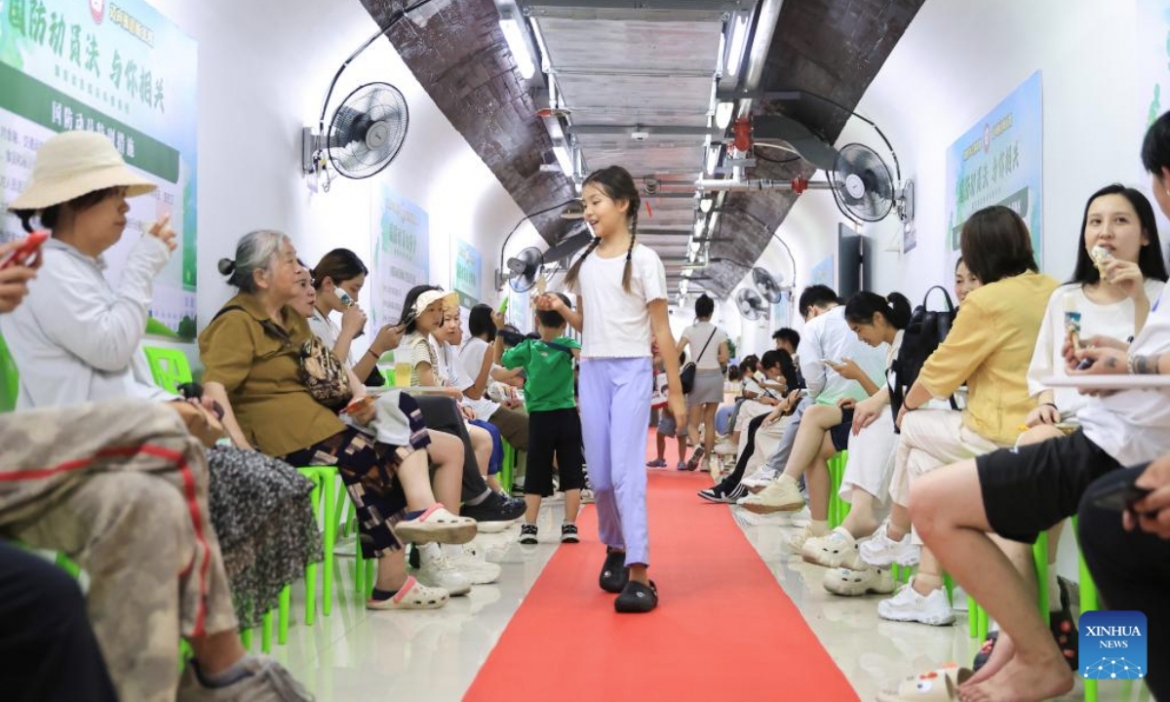 Người dân trong hầm trú ẩn tránh nóng ở Nam Kinh, tỉnh Giang Tô, miền Đông Trung Quốc ngày 2/7/2025. Ảnh: Tân Hoa xã