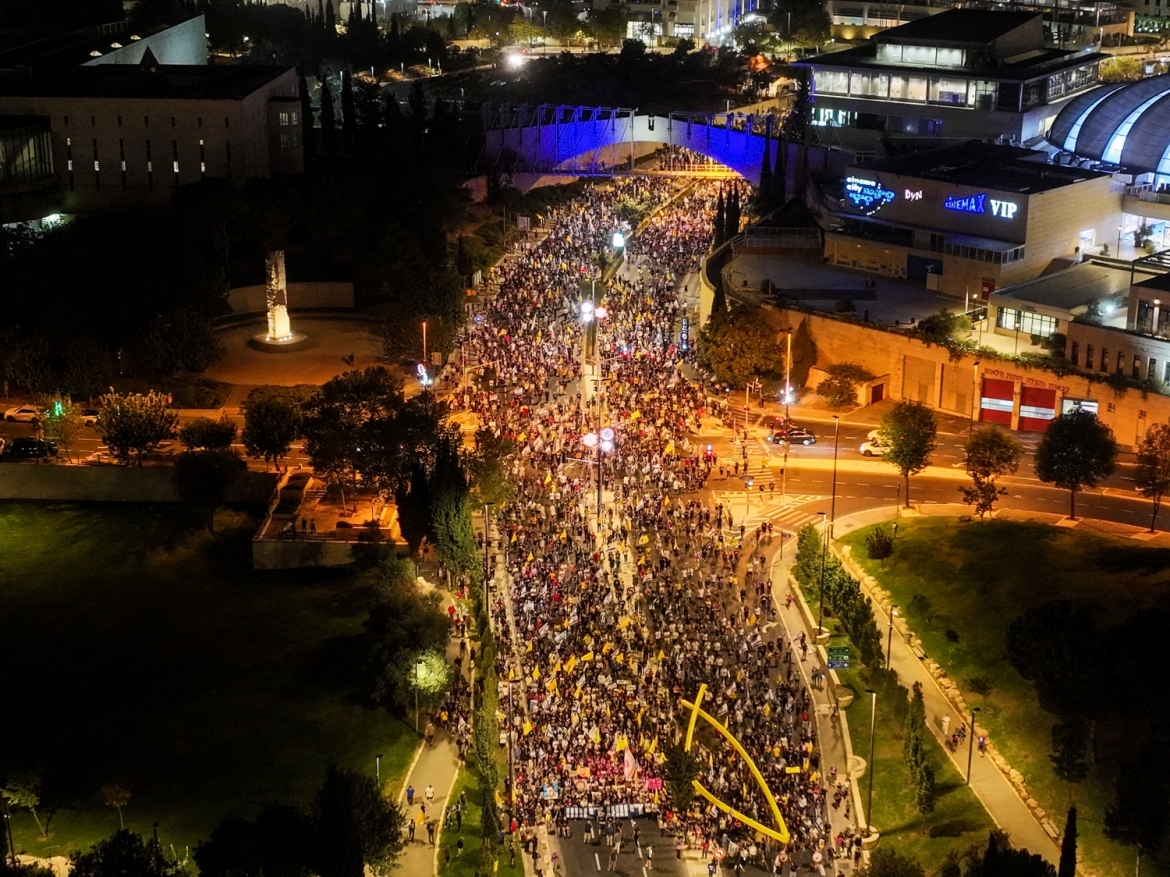 Tại Jerusalem, hàng chục nghìn người biểu tình đã tập trung bên ngoài tư dinh của Thủ tướng Benjamin Netanyahu (Ảnh: Reuters).