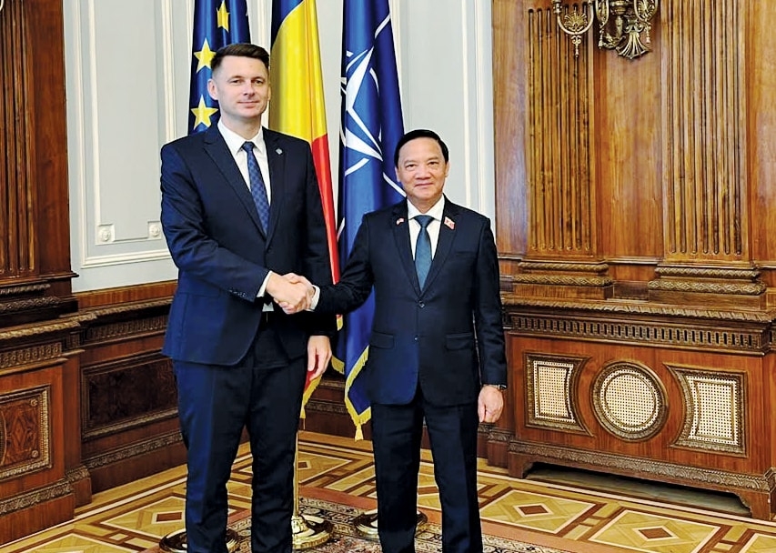 Phó Chủ tịch Quốc hội Nguyễn Khắc Định hội kiến Chủ tịch Thượng viện Romania Mircea Abrudean. (Ảnh: Báo Đại biểu Nhân dân)